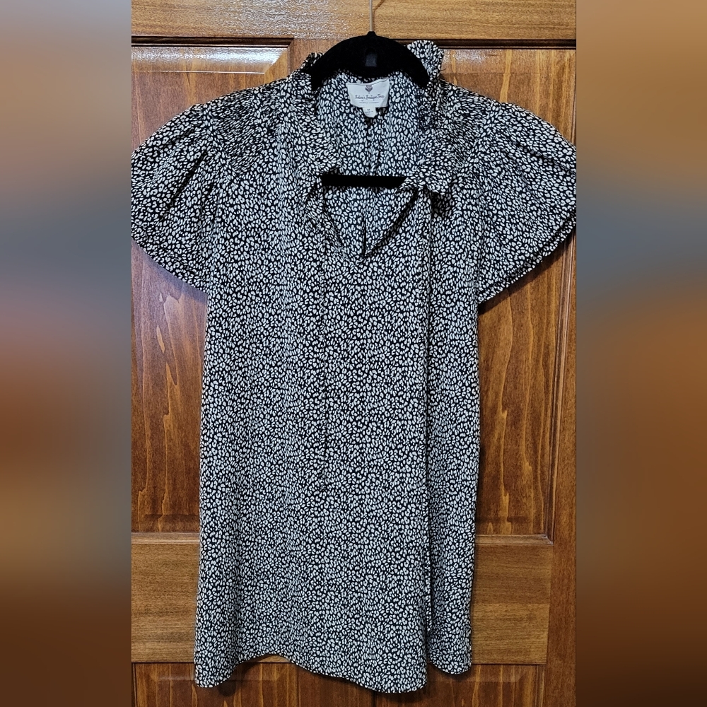 Betsey's Boutique Flutter Sleeve Blouse Size Med